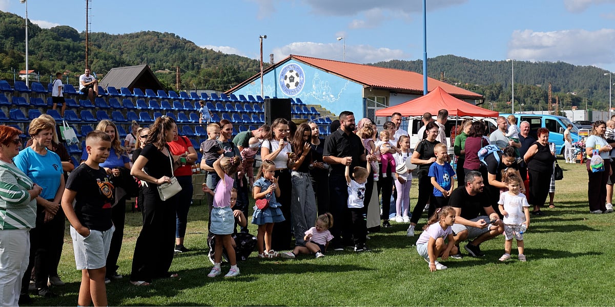 Najmlađi slavili Dan opštine: Održane zabavne igre i puzijada u Maglaju