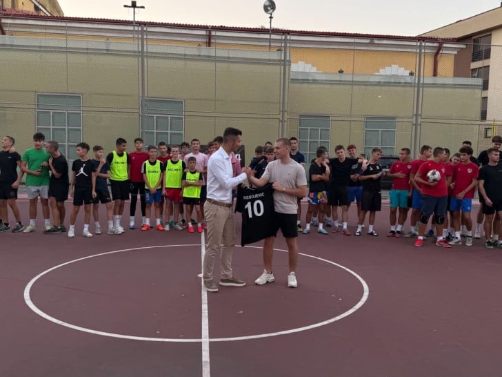 Humani mladi fudbaleri igrali za višečlanu porodicu