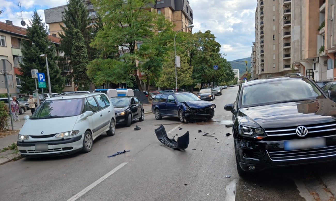 Težak sudar u centru Banjaluke: Uništen automobil u Ulici Nikole Pašića