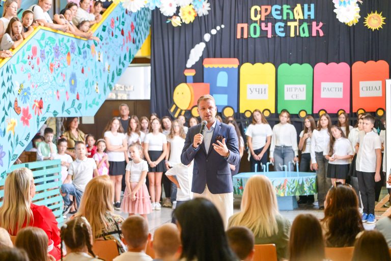 Stanivuković u školi „Zmaj Jova Jovanović“: Ove godine upisano gotovo stotinu prvačića više