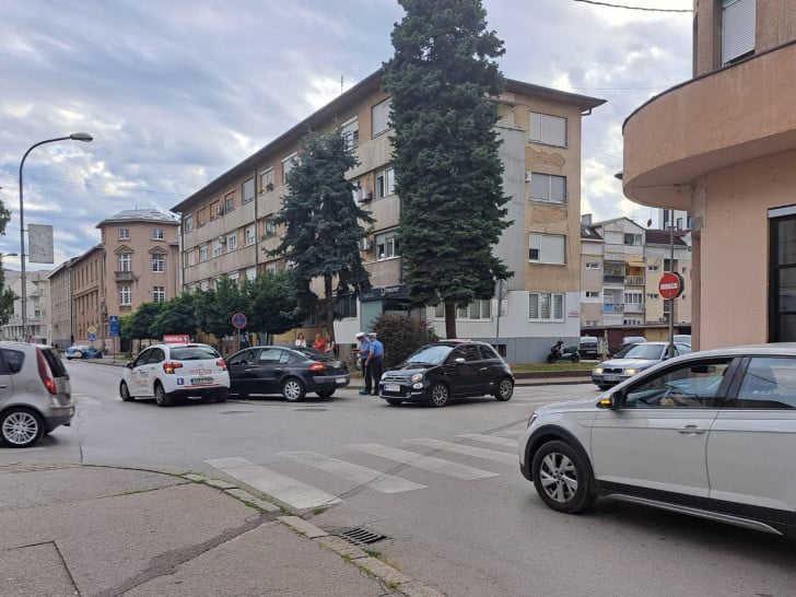 Novi udes u Banjaluci: Sudar više vozila kod Ekonomske škole