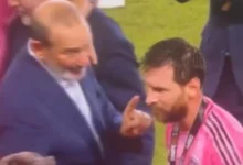 Lionel Mesi u klinču sa komesarom lige nakon osvajanja pehara