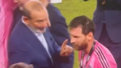 Lionel Mesi u klinču sa komesarom lige nakon osvajanja pehara