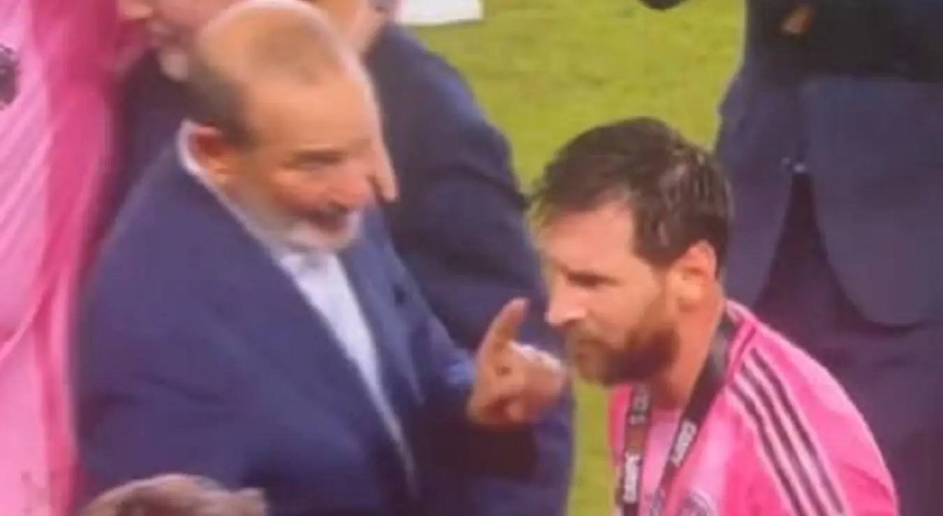 Lionel Mesi u klinču sa komesarom lige nakon osvajanja pehara