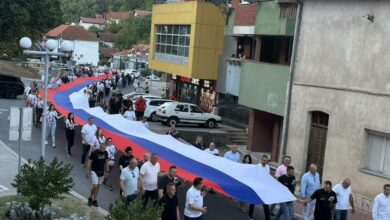 Ujedinjena Srpska u Srebrenici razvila trobojku od 75 metara i poručila da jedina ima plan za opstanak malih opština