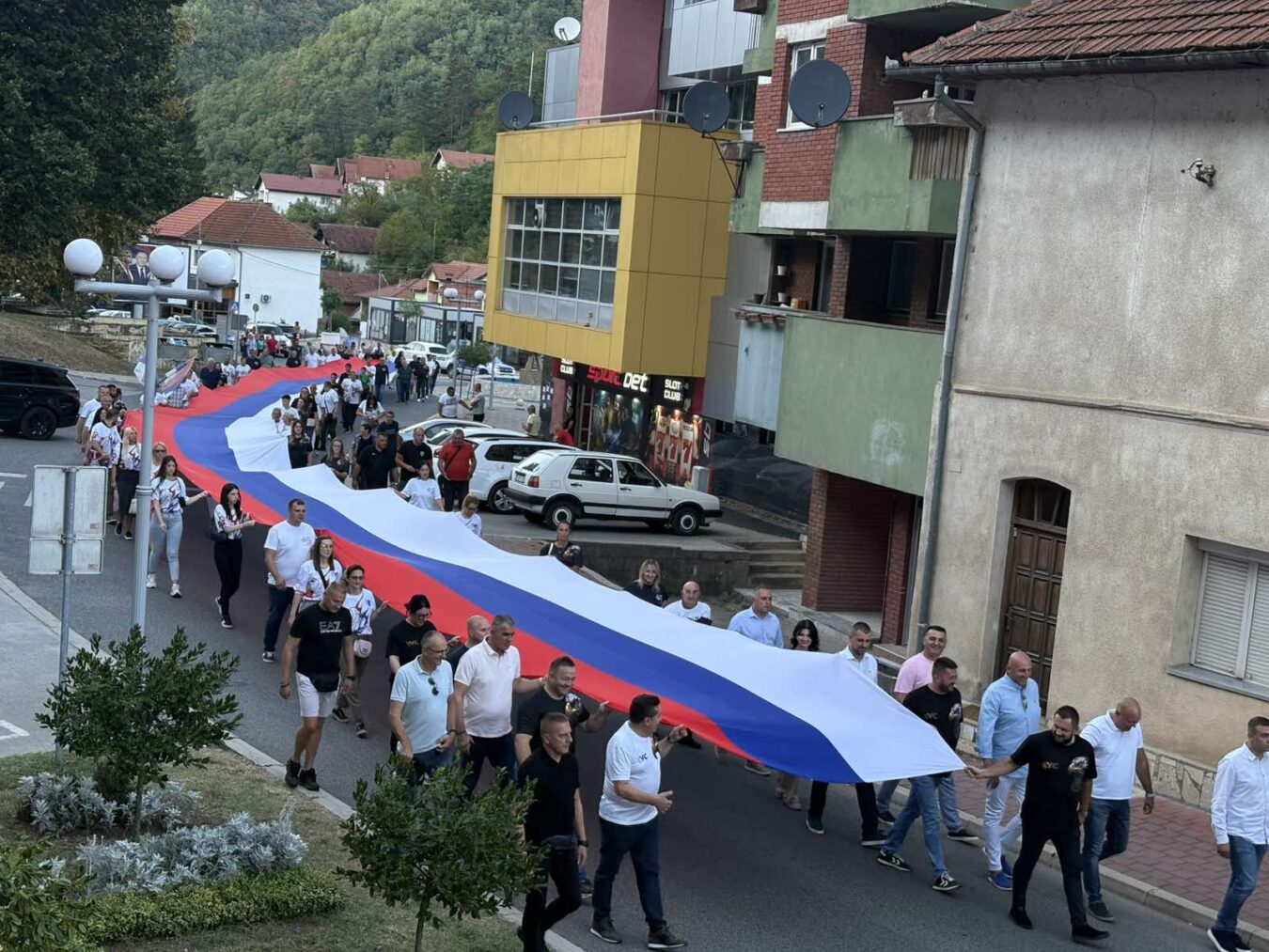 Ujedinjena Srpska u Srebrenici razvila trobojku od 75 metara i poručila da jedina ima plan za opstanak malih opština