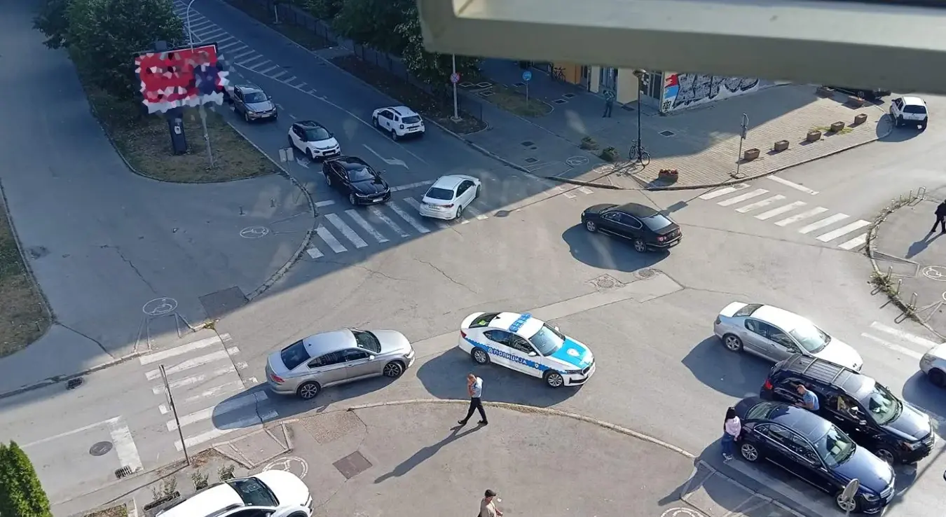Udes u Boriku stvorio velike kolone: Sudar dva mercedesa u Gundulićevoj ulici