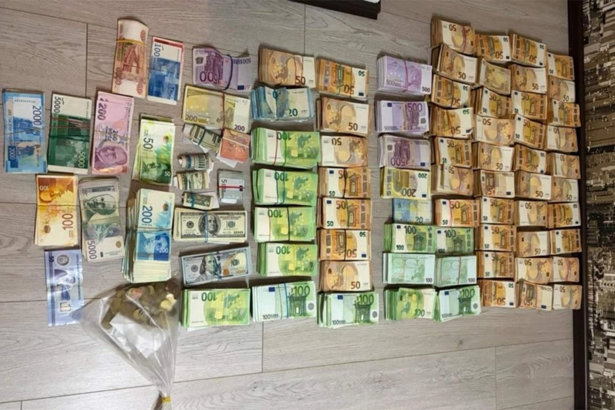 Pretres stana u Budvi: Otkriven milion evra, poligraf i IT oprema kod uhapšenih Rusa