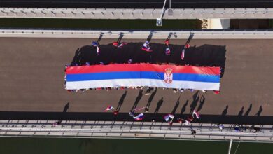 Na Dan srpskog jedinstva mladi iz Bijeljine i Sremske Mitrovice spojili zastave na mostu na Rači