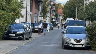 Nepropisno parkiranje u centru Banjaluke: Blokirani trotoari u Ulici Petra Kočića