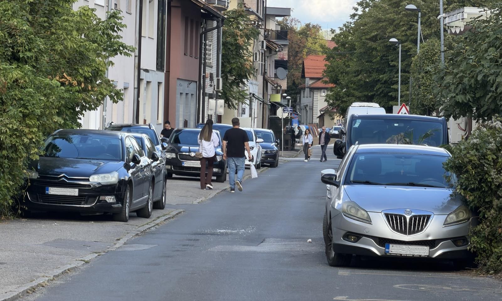Nepropisno parkiranje u centru Banjaluke: Blokirani trotoari u Ulici Petra Kočića