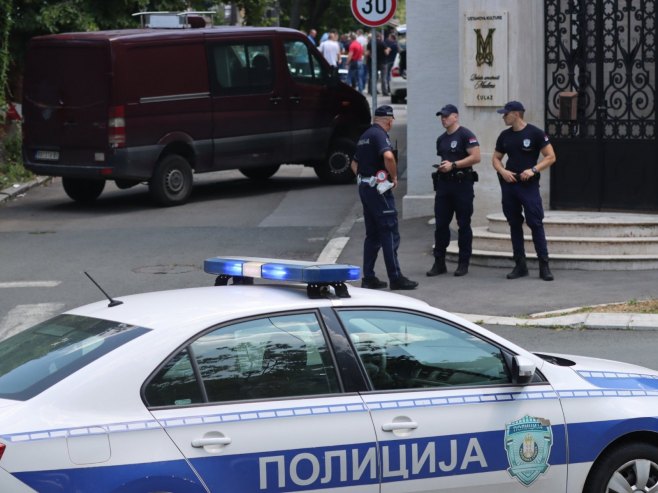 Težak udes na Zelenom vencu: Autobus udario u dva taksija i uletio u radnju