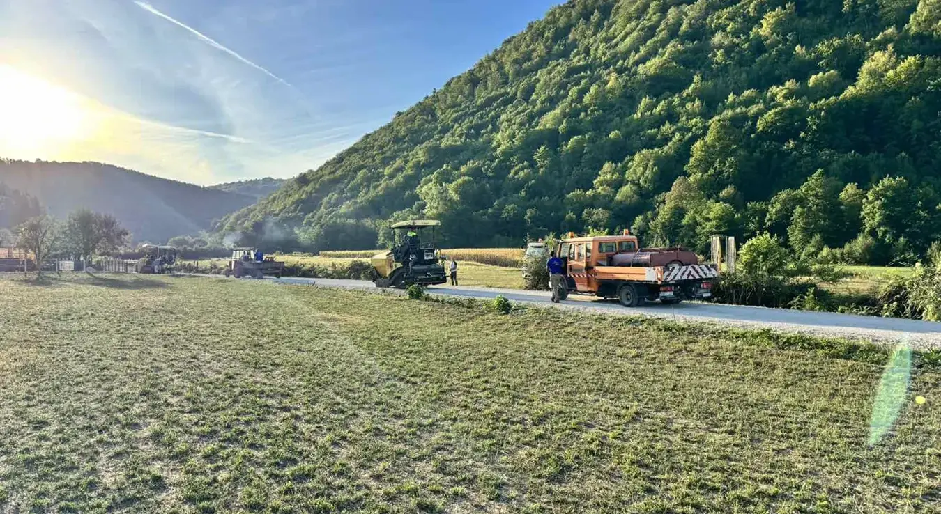 Počelo asfaltiranje puta u Kozici, investicija vrijedna 210.000 KM