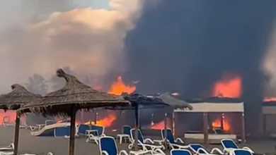 Požar u Ulcinju zahvatio kupalište: Izgorio dio plažnog mobilijara