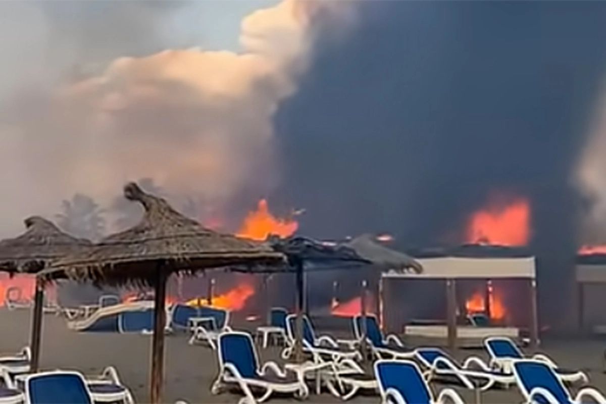 Požar u Ulcinju zahvatio kupalište: Izgorio dio plažnog mobilijara