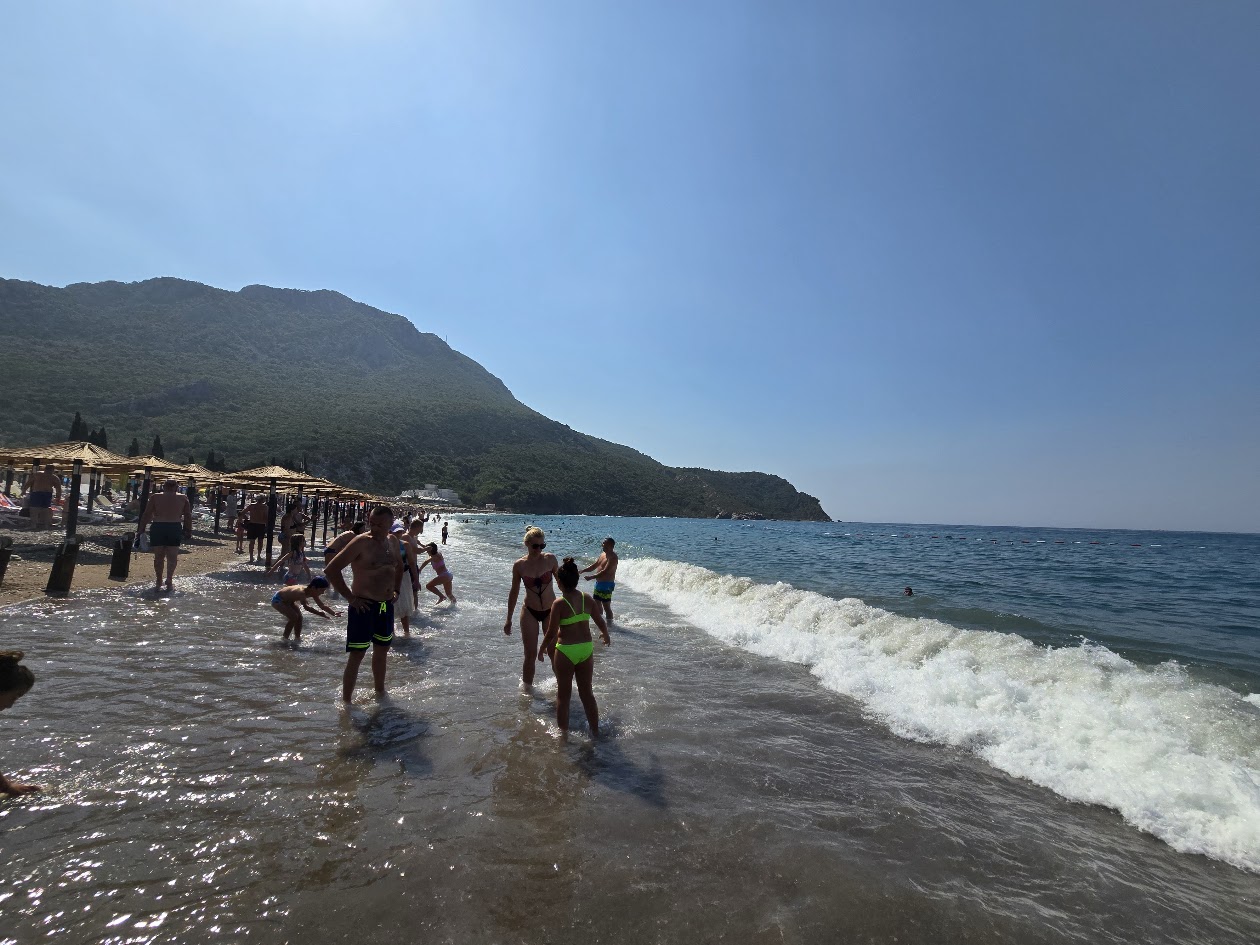 Uspješna sezona na crnogorskom primorju donijela i brojne nepravilnosti na plažama
