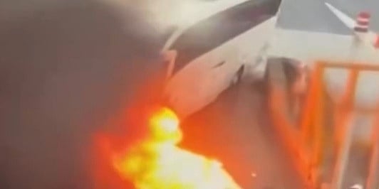 Stravičan požar u autobusu kod Istanbula odnio dva života nakon udara u ogradu
