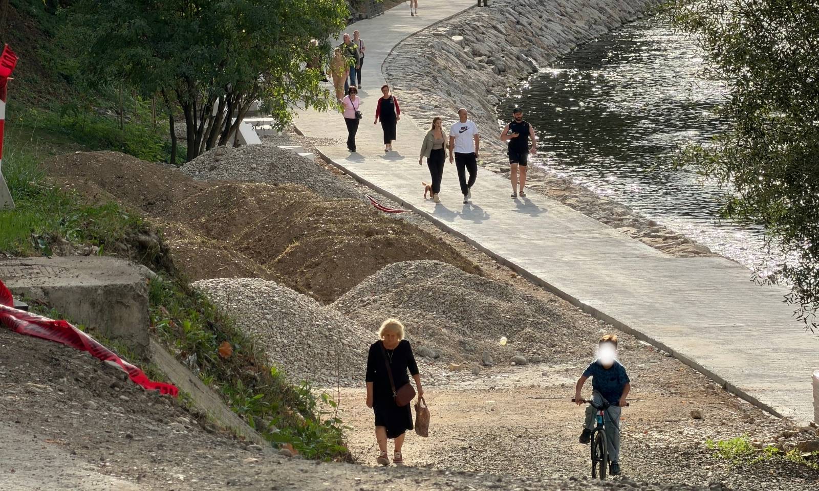 Banjalučka riva vrvi od prolaznika i prije otvaranja