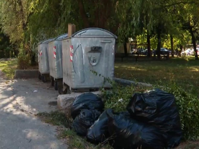 Poskupljenje odvoza smeća u Banjaluci izazvalo nezadovoljstvo građana dok se otpad gomila