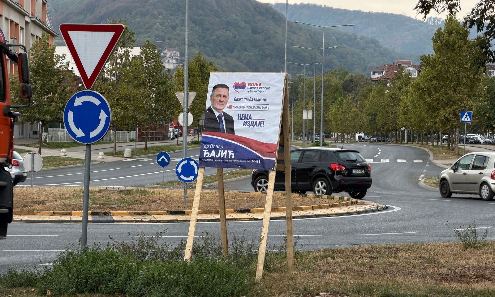 Predizborni panoi od letvica uz raskrsnice u Banjaluci bez jasnog odobrenja