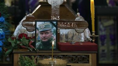 Zapaljene svijeće za pokoj duše generala Ratka Mladića