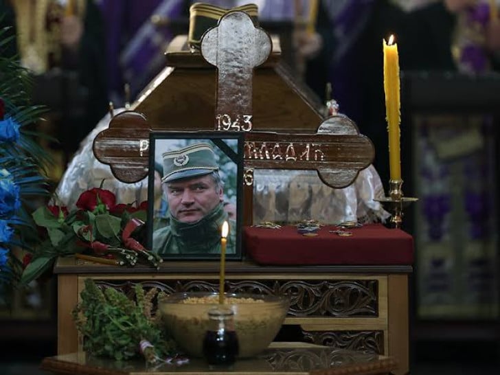 Zapaljene svijeće za pokoj duše generala Ratka Mladića