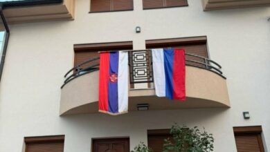 Dan srpskog jedinstva u domu porodice Stevandić uz srpske zastave