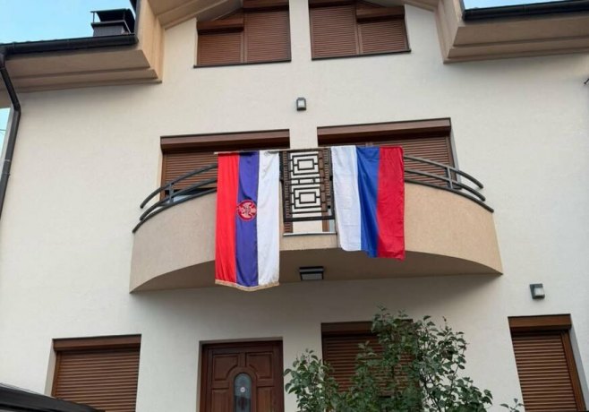 Dan srpskog jedinstva u domu porodice Stevandić uz srpske zastave
