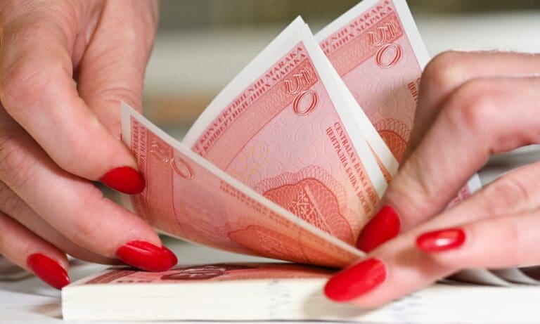 Krediti u BiH dostigli 31,43 milijarde KM, građani se zadužili za još 125,8 miliona