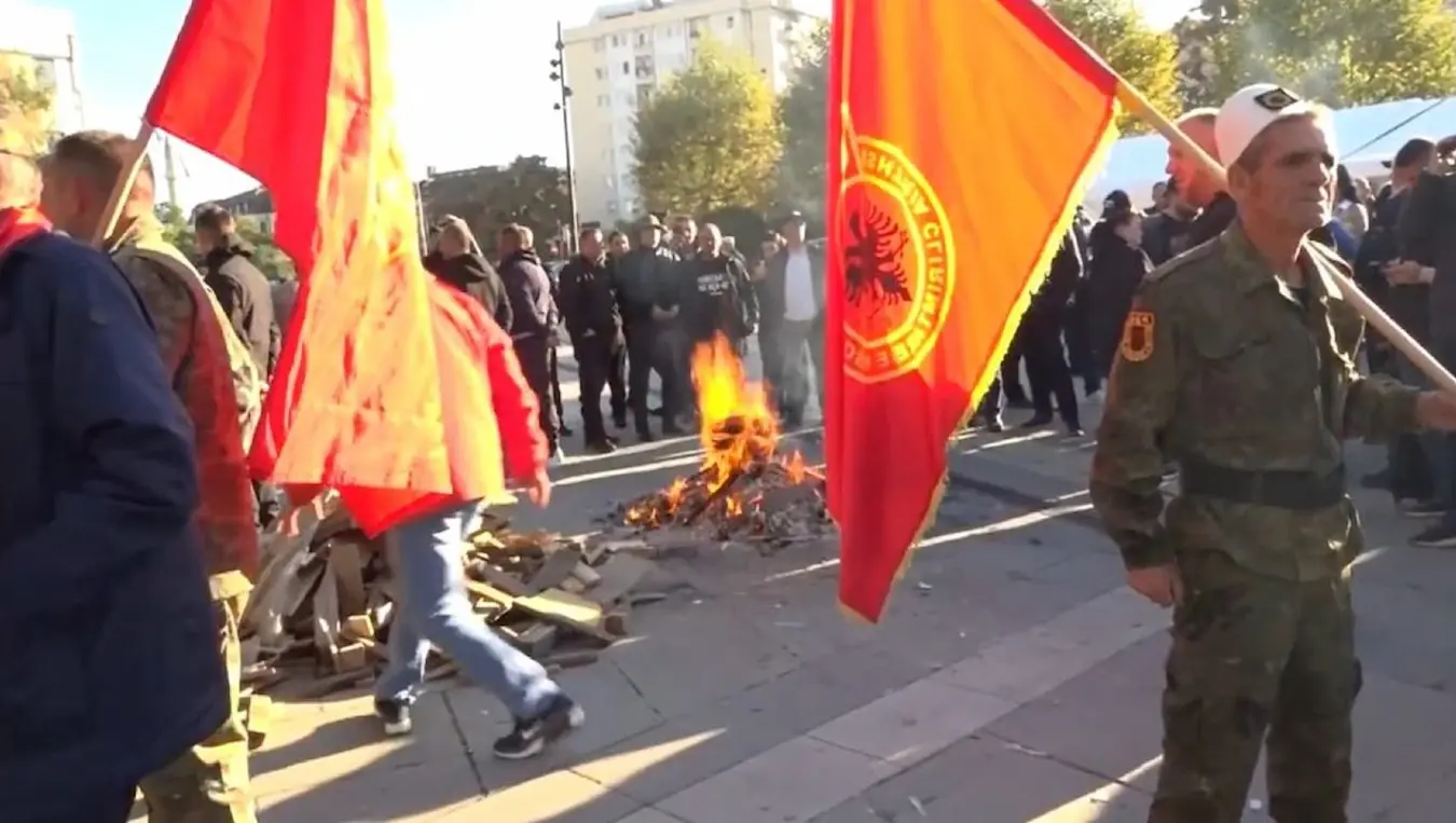 Novi neredi u Prištini: Suzavac i pirotehnika ispred zgrade parlamenta