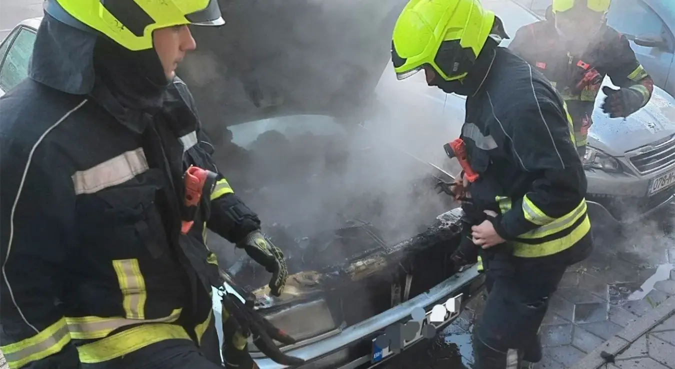 Požar na automobilu u Banjaluci: Vatrogasci gasili vatru u Kozarskoj ulici
