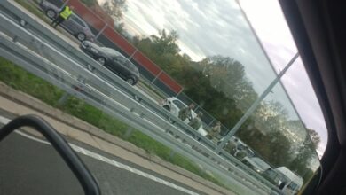 Udes na autoputu prema Laktašima: Automobil završio iza zaštitne ograde