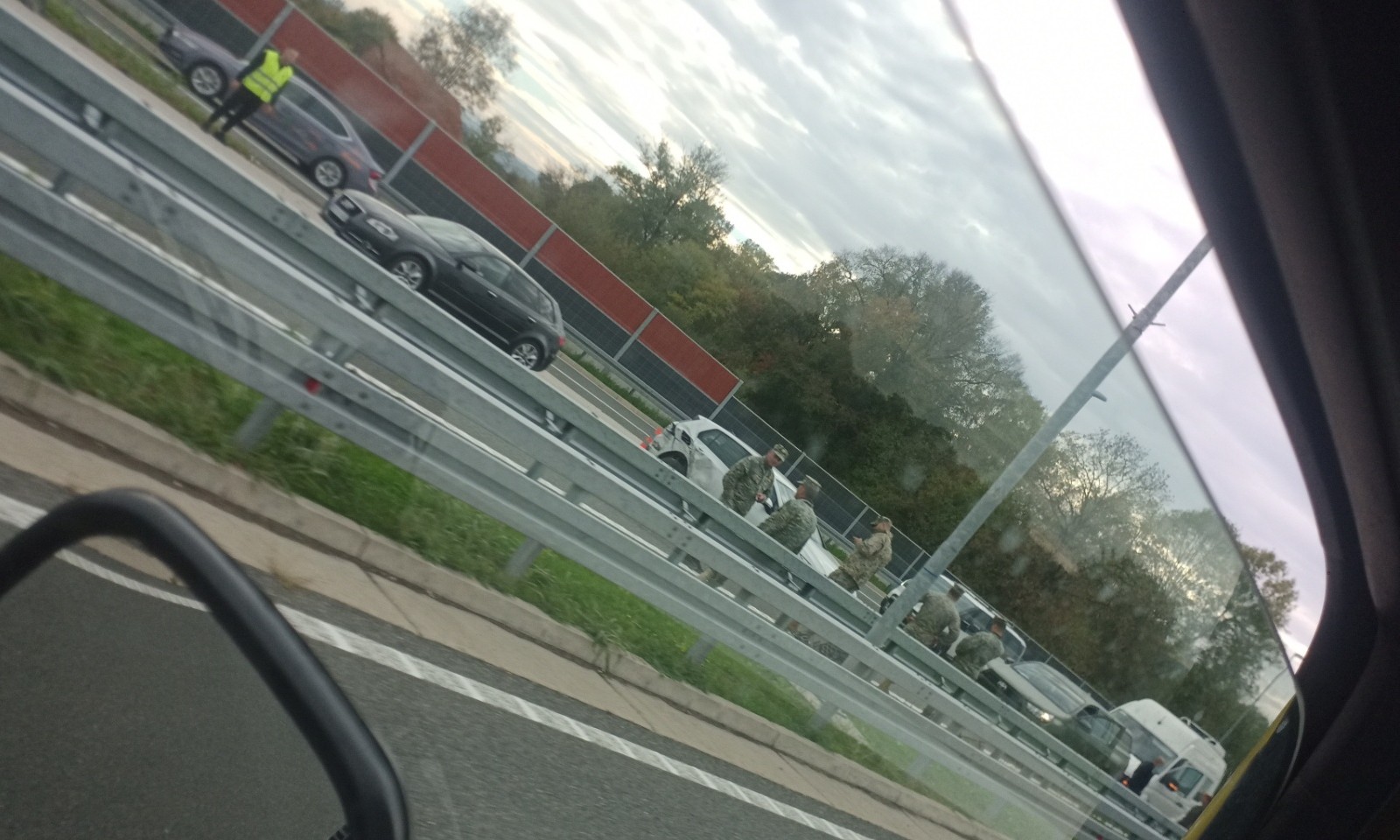Udes na autoputu prema Laktašima: Automobil završio iza zaštitne ograde