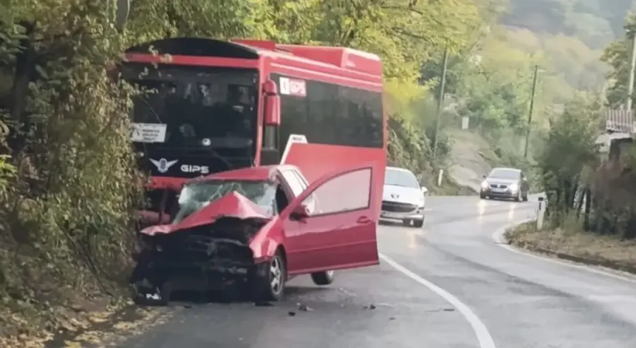 Sudar autobusa i automobila na putu Tuzla - Dubrave: Saobraćaj se odvija jednom trakom