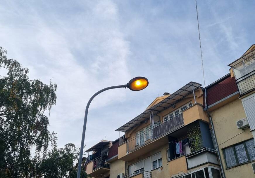 Ulična rasvjeta u Boriku sija i tokom sunčanog jutra