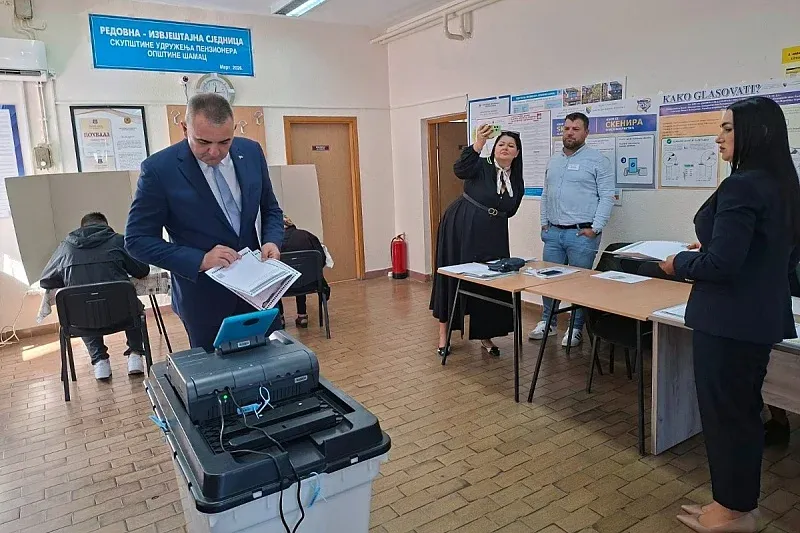 Premijer Savo Minić glasao na biračkom mjestu u Šamcu