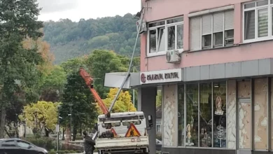 Banjalučki Bulevar cara Dušana: Automobilom oborio rasvjetni stub na knjižaru
