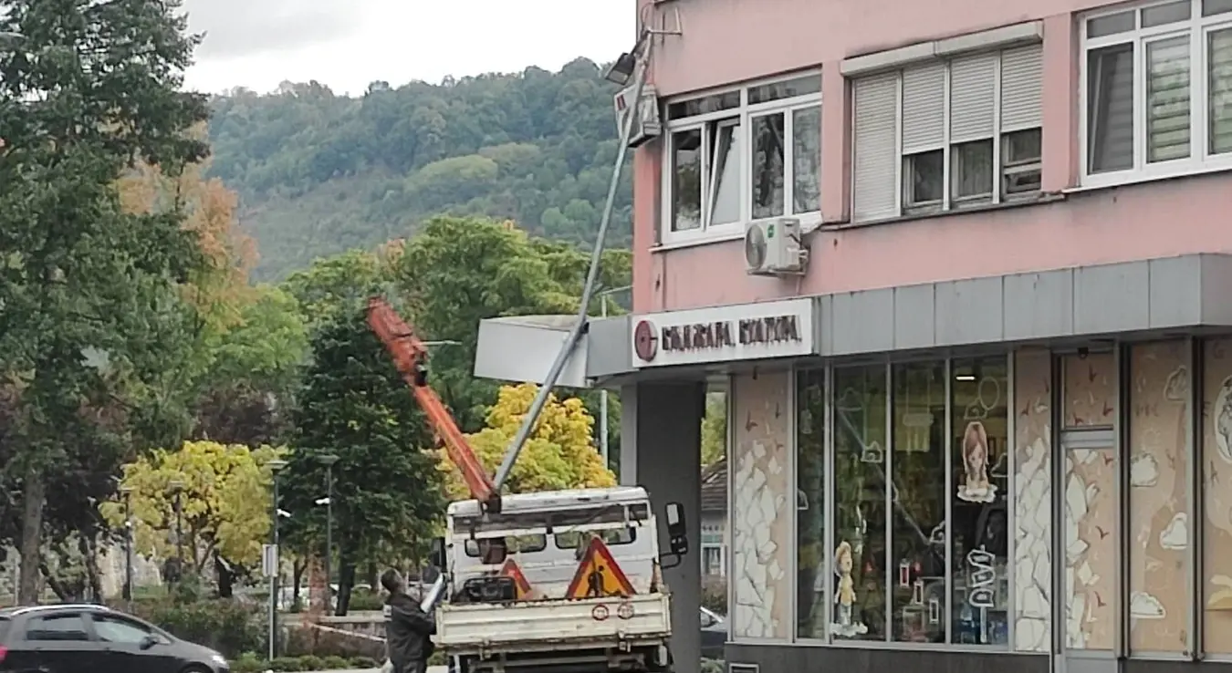 Banjalučki Bulevar cara Dušana: Automobilom oborio rasvjetni stub na knjižaru