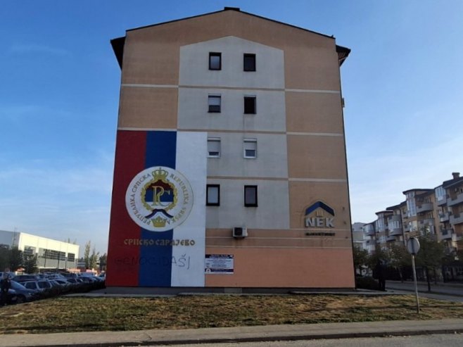 Vandalizam u Istočnom Sarajevu: Na srpskoj trobojci ispisana uvredljiva poruka