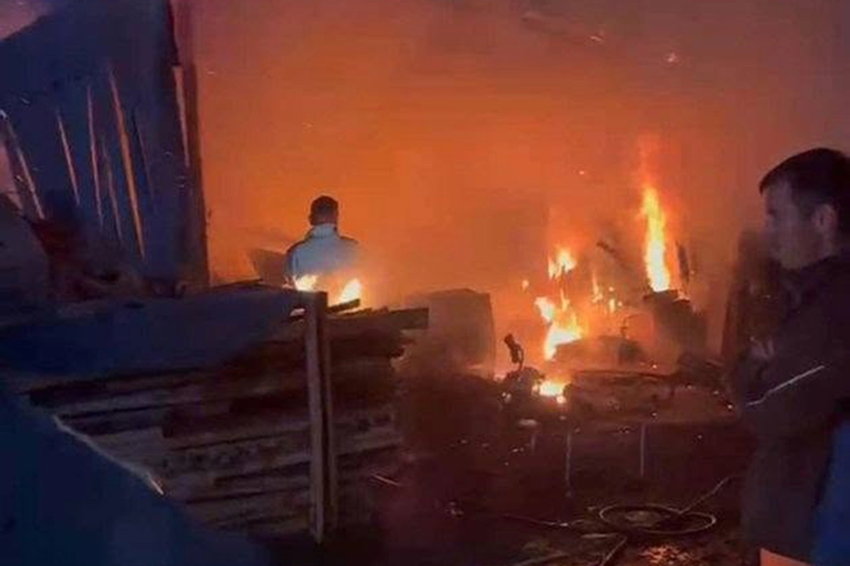 Požar na pomoćnom objektu u Kozarcu: Vatra prijetila da zahvati i kuću