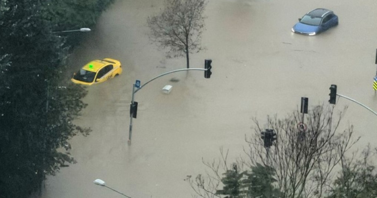 Poplave u Istanbulu izazvale saobraćajni kolaps i obustavu nastave
