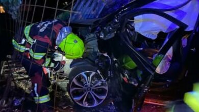 Saobraćajna nezgoda u Obilićevu: Automobil sletio sa puta kod škole, dvije osobe povrijeđene