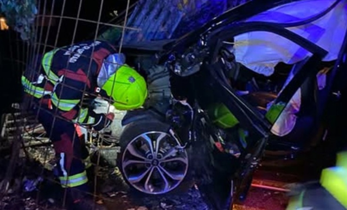 Saobraćajna nezgoda u Obilićevu: Automobil sletio sa puta kod škole, dvije osobe povrijeđene