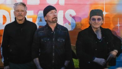 Rok sastav U2 nastupa na prazničnom NFL spektaklu u prenosu Netfliksa