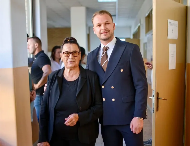 Draško Stanivuković sa bakom Gospom izašao na glasanje