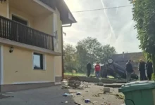 Teška saobraćajna nesreća kod Velike Kladuše: Automobilom uletio u dvorište i oštetio kuću