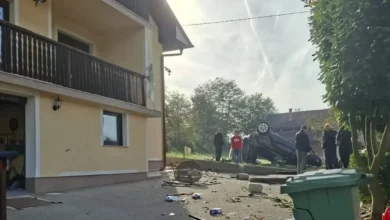 Teška saobraćajna nesreća kod Velike Kladuše: Automobilom uletio u dvorište i oštetio kuću