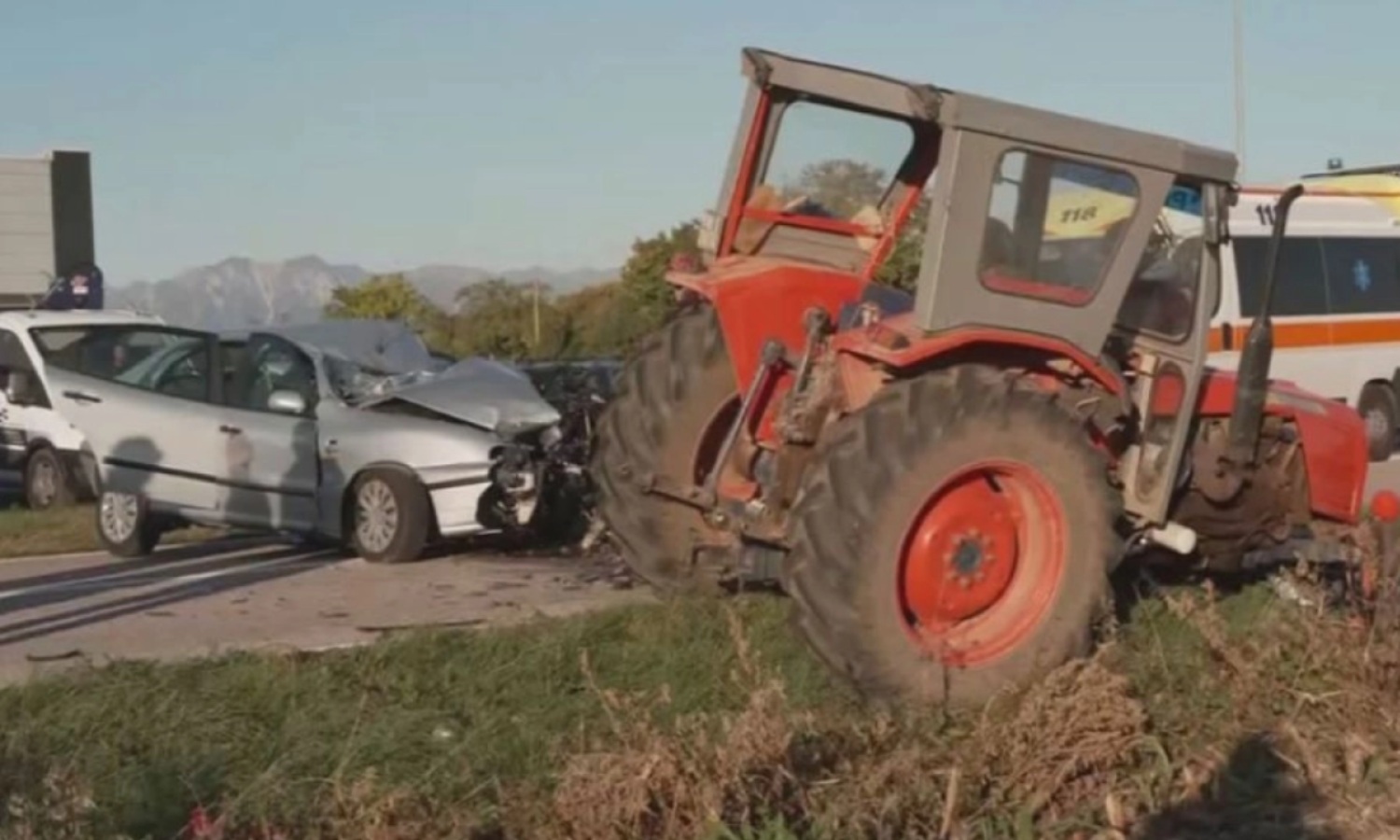 Dinjano: sudar automobila i traktora odnio dva života, stradala i državljanka BiH