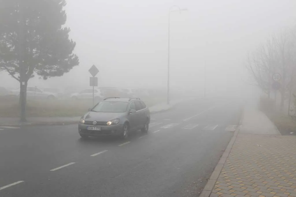 Zbog magle i radova usporen saobraćaj na više dionica