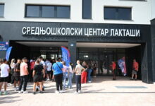 Tuga u Laktašima: Školski drugovi i profesori uputili posljednji pozdrav preminulom šesnaestogodišnjaku